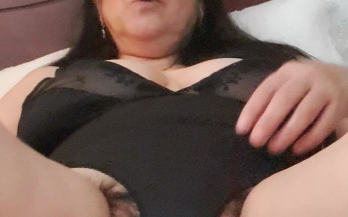 Mommy big hairy pussy: 熟女的阴户很胖，毛茸茸的吞咽