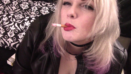 Smoke Temptress Annie Vox - Smoking Fetish: Марлборо червоний висячий дим