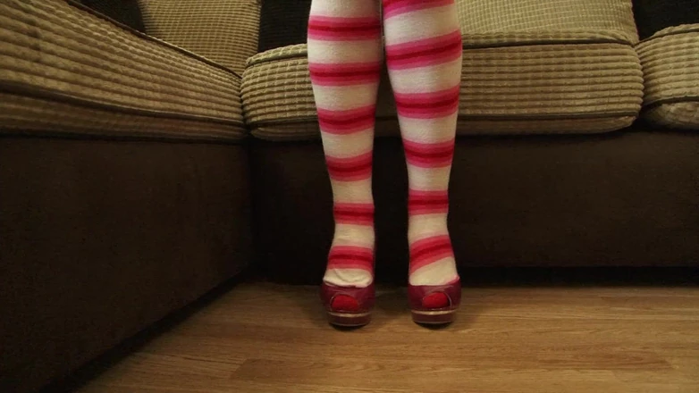 Tight little babes: Verbluffende blonde babe toont haar perfecte tieten en tepels