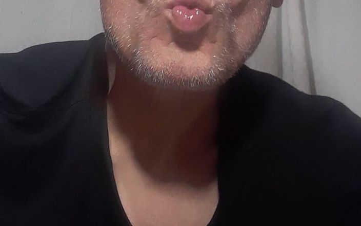 Big uncut hard cock: 私の口と私の舌で温かくロマンチックな愛情のこもったキスを一緒にしましょう。