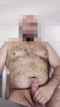 Nadržená medvědí kočička honí tlustého neoholeného ptáka a vystříká obrovskou nálož