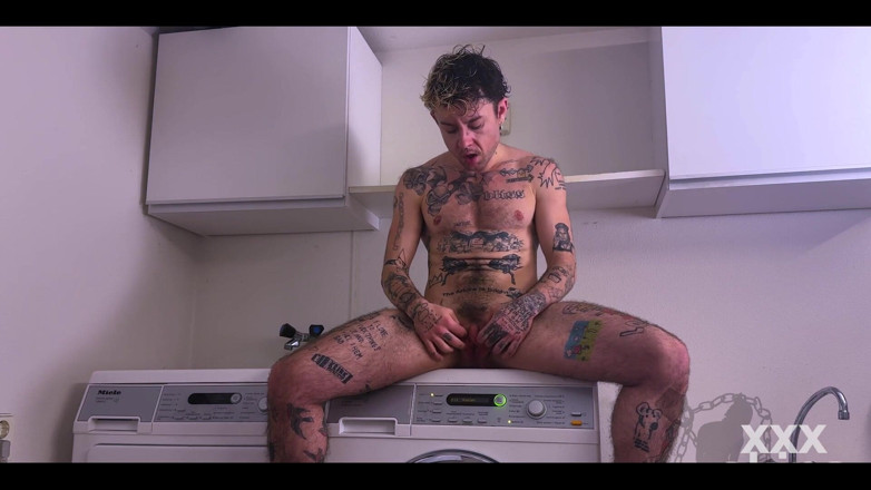 Xxx skips: Geile Ftm XXX Überspringen Wichst seine pussy während er auf der...