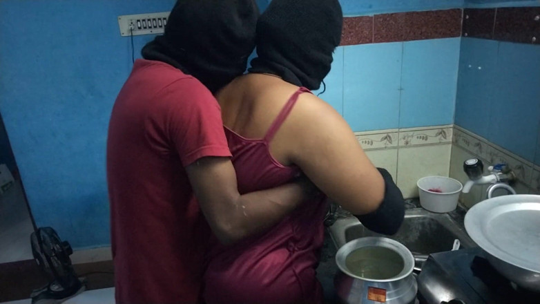 Tamil lesbian: Sexo quente na cozinha