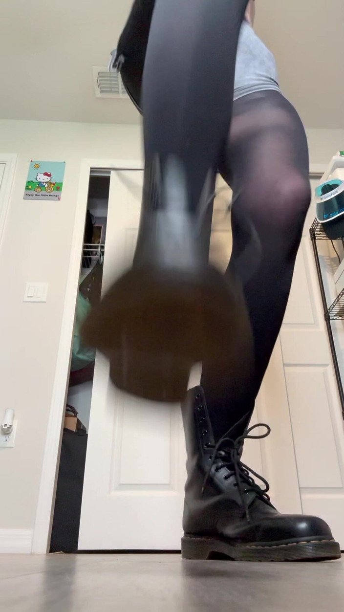 Peppermint Giantess: Stampfen hart in stiefeln, größe 16 füße