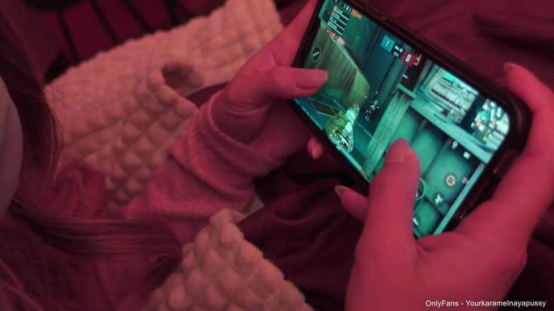 Karamelnayapussy: Hraji PUBG, dostávám crempie a utíkám z pokoje.