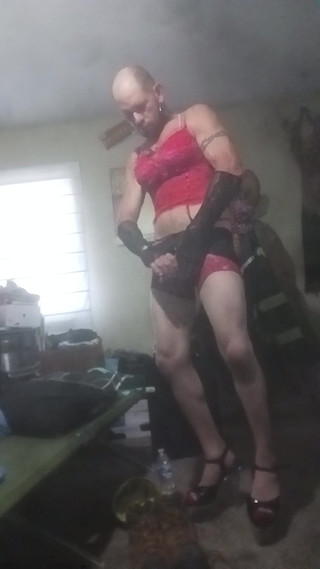 SpeedTecz: Masturbuje im sexy červené spodní prádlo