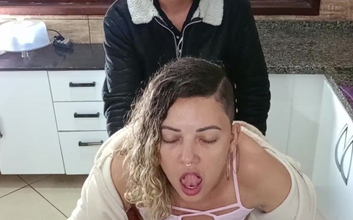 Gabi SweetCouplesStories: Il mio patrigno adora sorprendermi.