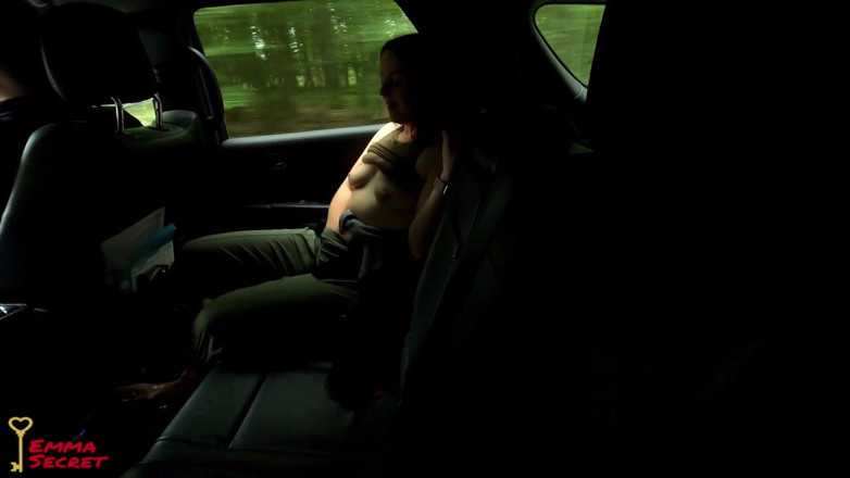 Emma Secret: Ops! kundička byla mokrá v autě!