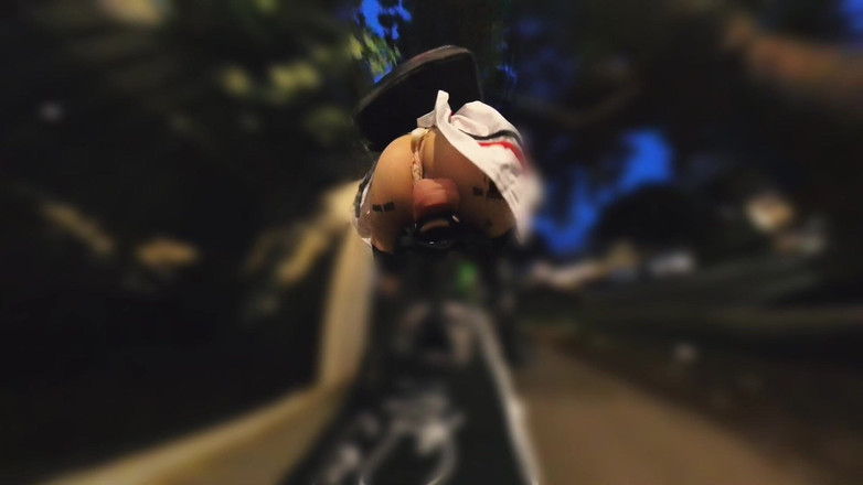 Asiansissypublic: Exhibicionistická chůze a jízda s análním kolíkem, červenými podvazky a robertkem