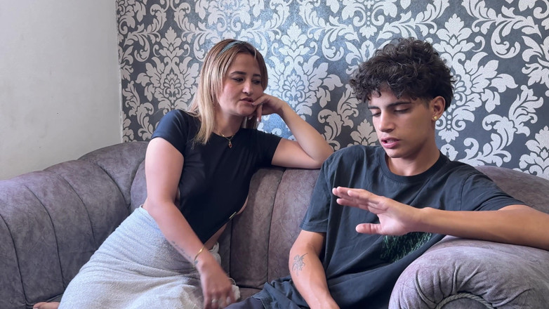 KenaySexxx: Une belle-mère à gros cul apprend à son petit-fils à baiser une femme...