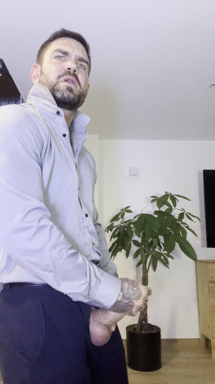 Juan Lucho Gay: シャツを着た若い男性がオナニーしている