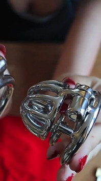 New Rigid Chastity Cage membuka kotak