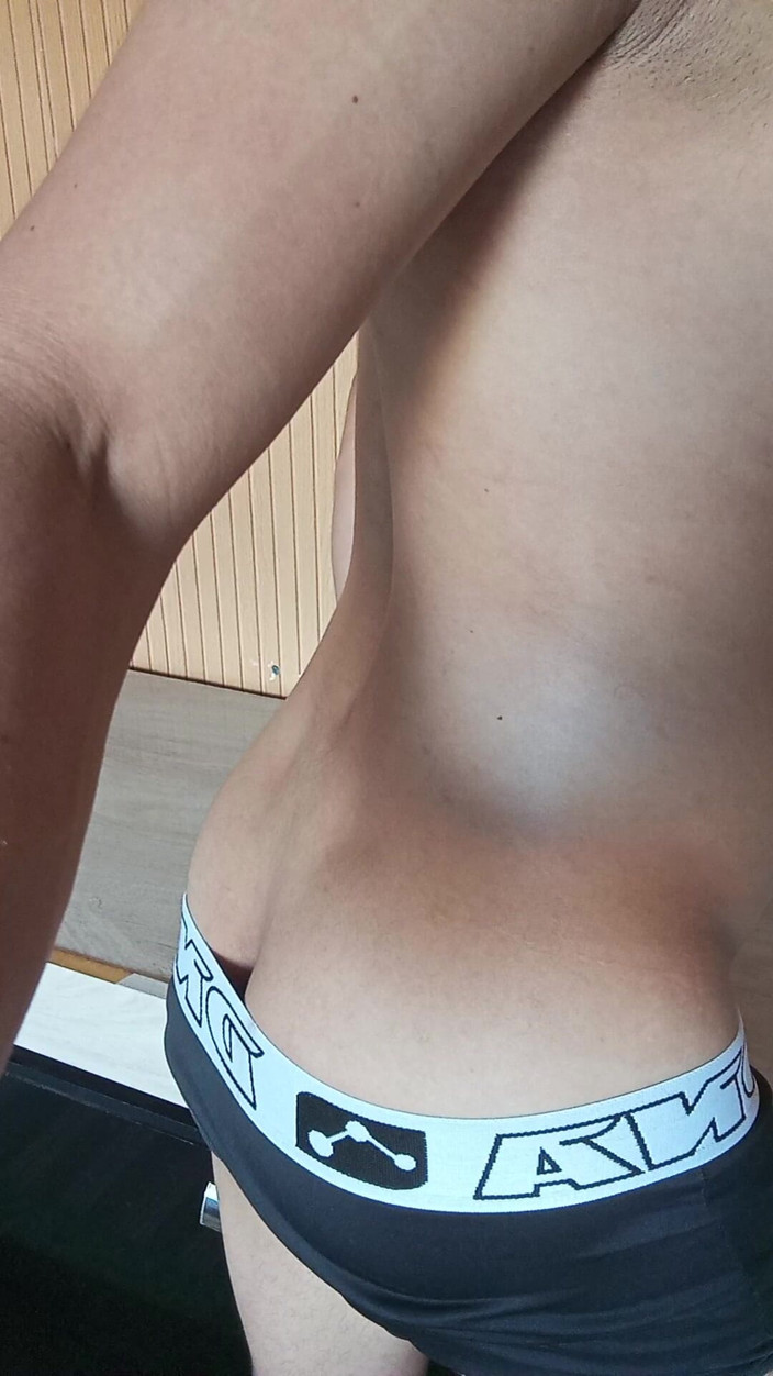 Ray Oliver: Il ragazzo bianco mostra il petto