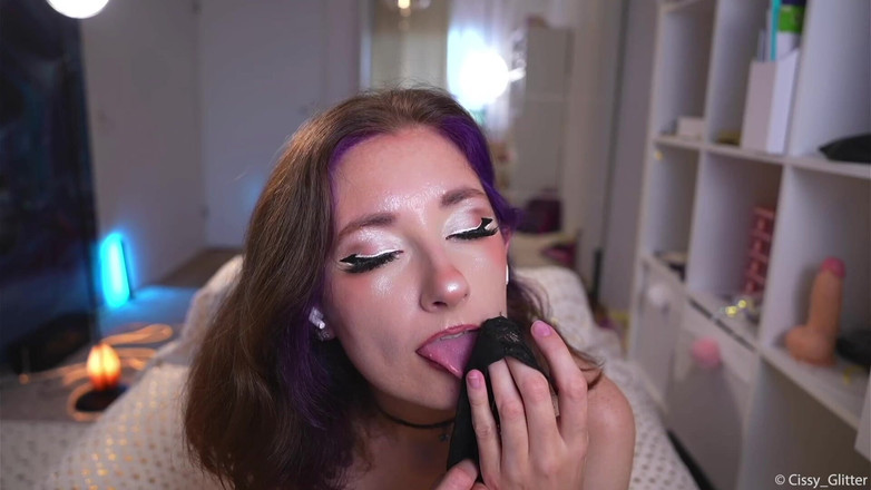 Cissy Glitter: Лизать и играть с моими грязными трусиками