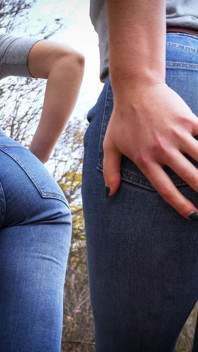 MILFka v Blue Jeans škádlí její úžasný zadek venku