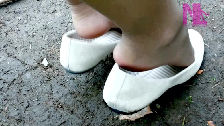 Nyllady: Light Dangling and Shoeplay in Cream Flats in the Park