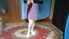 Kitty_Cross: Suave maricas girando saia em aconchegante quarto quente