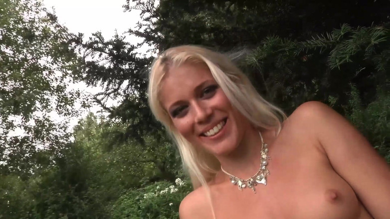 Erotic Planet X: Blonďaté lesbičky vášnivé venkovní prstění orgie