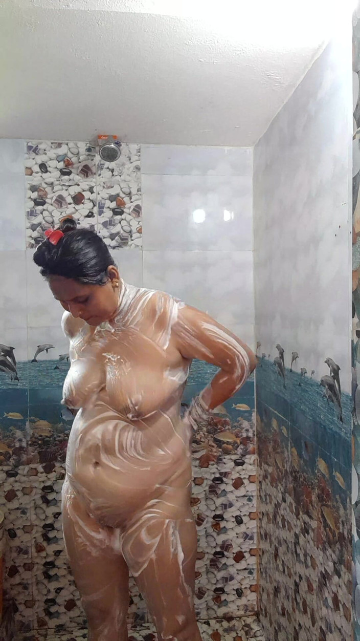 Puja555: Desi bhabhi doccia