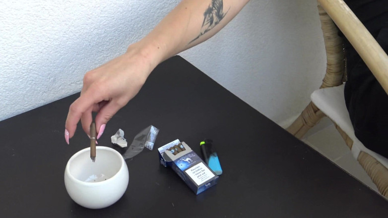 Solo Austria: Sexy lascivious smoking by petite blond Amber!