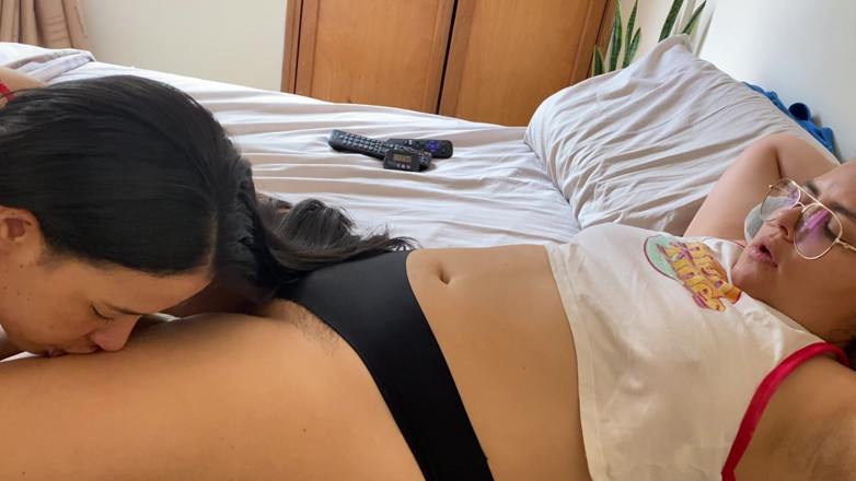 zoemelissa: レズビアン花嫁たちは情熱的なクンニリングスを楽しみ、毛深い膣を舐め吸いながら疲れ果てるまで