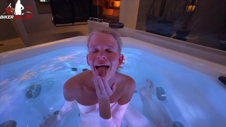 Bikergirl_97: Riskanter Geiler Blowjob Im Spa! Facial Voll in Meine Fresse