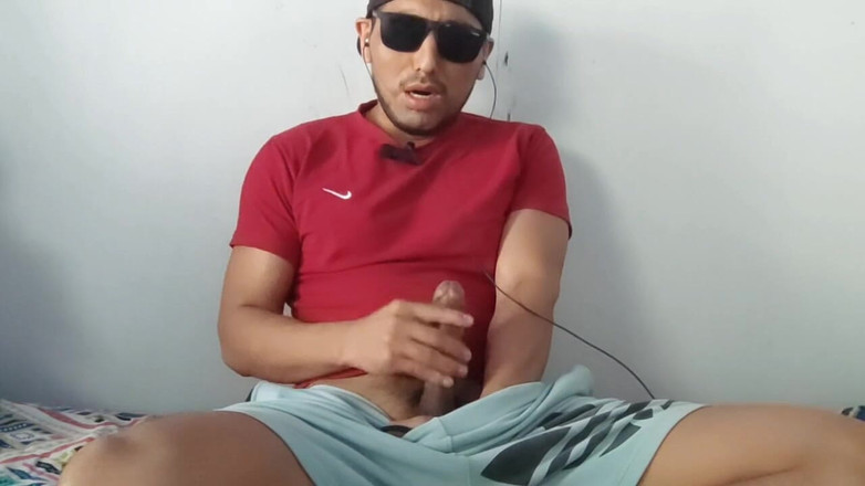 Hornyboy2058: Cewek semok latino lagi asik masturbasi pakai kacamata hitam