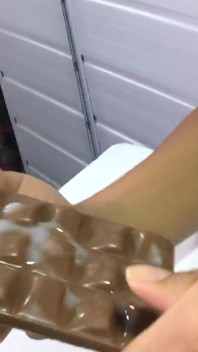 Fiica vitregă mănâncă ciocolată cu spermă