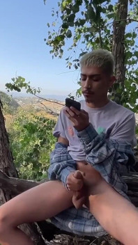Ragazzo Magro Si Masturba E Succhia Un Enorme Carico in Pubblico Beccato