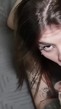 Bucetuda Linda Geme Gostoso Dando O Cu