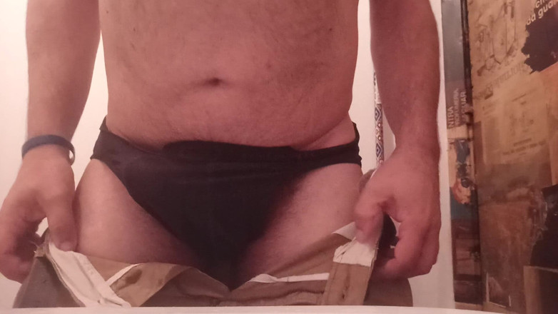 Kinky Guy: Włochaty facet sikuje w łazience