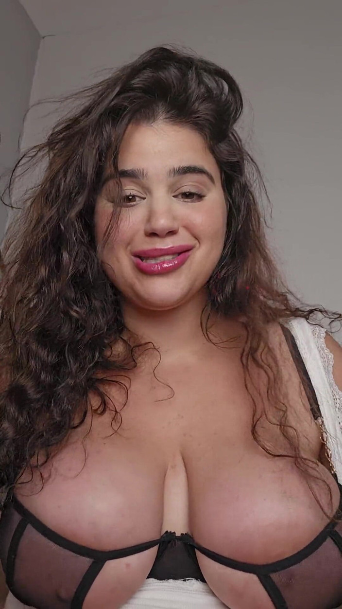 LuciaLatinaGomez: Tu esposa quiere que veas su primer gangbang