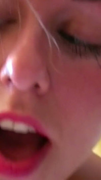 Incitanta Lolly Badcock își domină sclava Ashley Rider într-o scenă cu dominare lesbiană dură