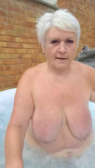 Uk Joolz: Naughty nude hot tub