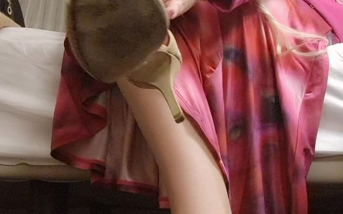 Anna Lynx: Taking off My High Heels After a Party