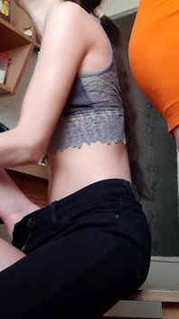 Mientras nuestra madrastra preparaba el desayuno, teníamos sexo arriesgado detrás de ella