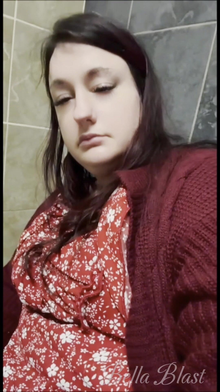 BellaBlast: Compilation di scoreggia pubblica bagno bbw 75 esplosione di stallo forte...