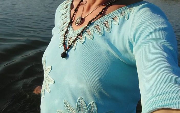 Alexa Cosmic: Gadis trans berenang di danau dengan baju biru blus dan...