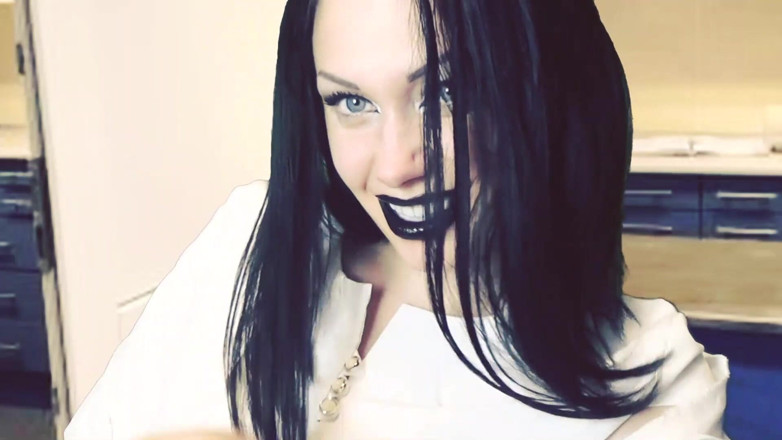 Goddess Misha Goldy: Můj první film o pohltná fantazie! Sexy démonka vysaje život z...