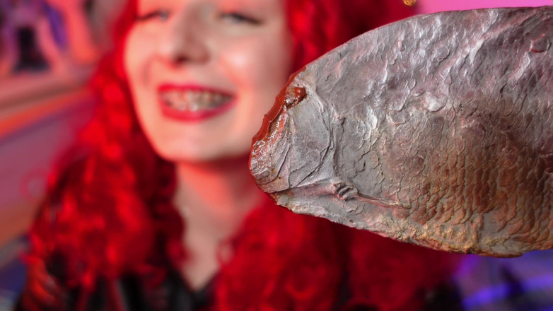 Arya Grander: ASMR jíst potravinovou čokoládu