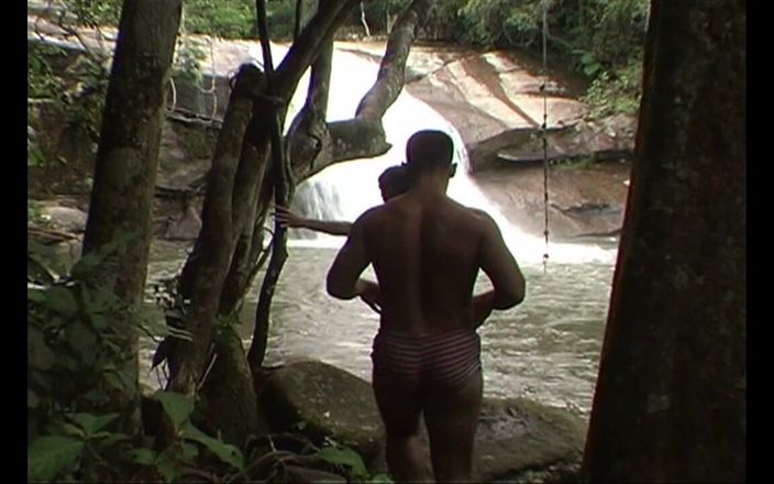 Latino Boys Studio: Sexe sur la plage avec des jumelles latinos