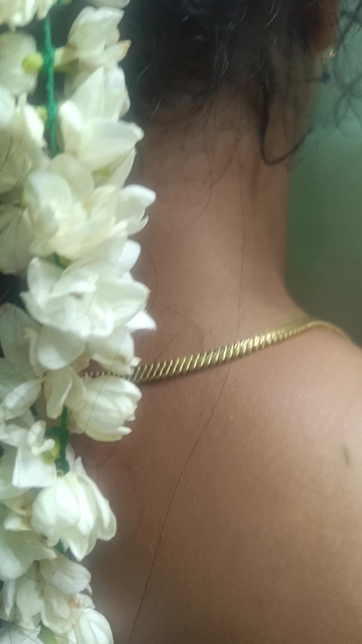 Inba: Profesoară la facultatea din Chennai, sari, romantism cu nisip în pensiune
