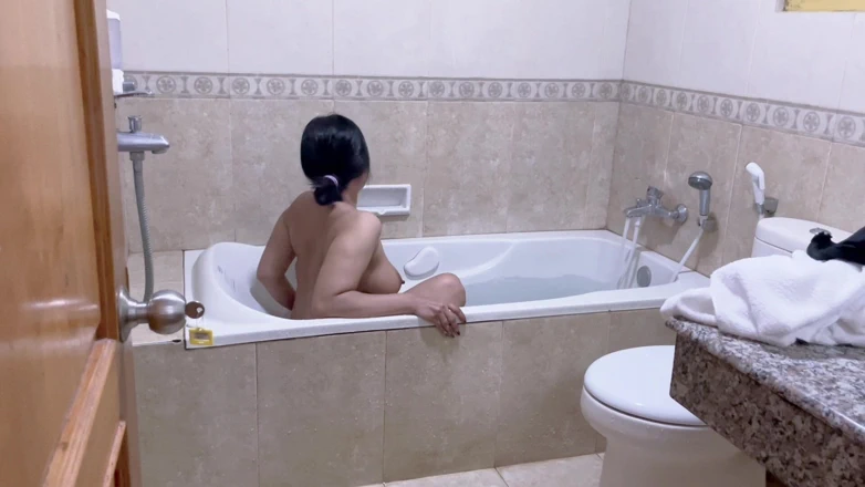Janda cantik yang skandal ini dientot habis-habisan sama asisten pribadinya di kamar mandi