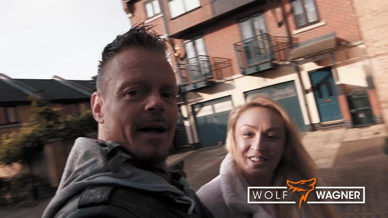 Wolf Wagner Com: Tonta rubia británica Barbie Amber Deen twerks antes vaquera en...
