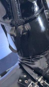 Mistressae's Latex Spitroast: Rosie este în cur și distrus