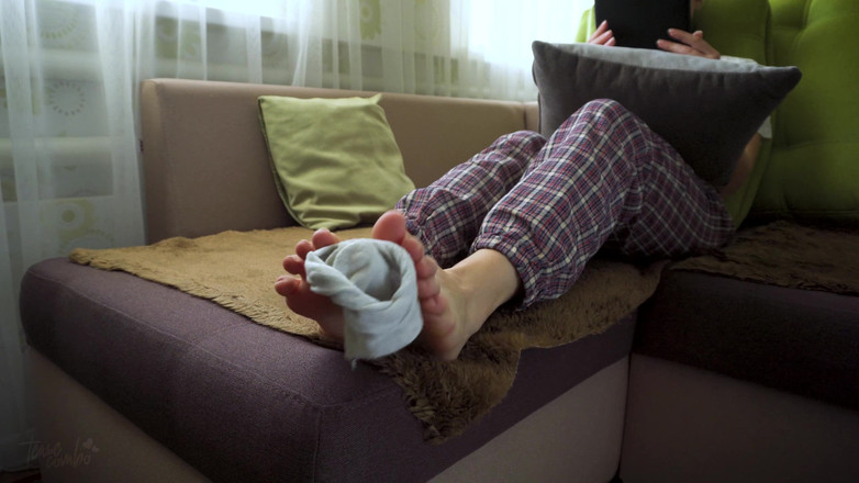 Teasecombo 4K: Người Nhật mặc vớ trắng khoe đôi bàn chân trần của...