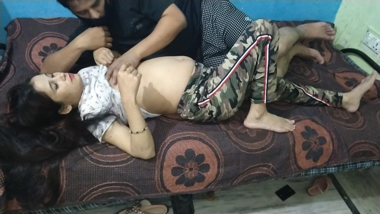 Indian Muslim Couple: ผัวและเมียอินเดียหลังจากค่ําคืนแห่งความหลงใหล โรแมนติกและ mischief