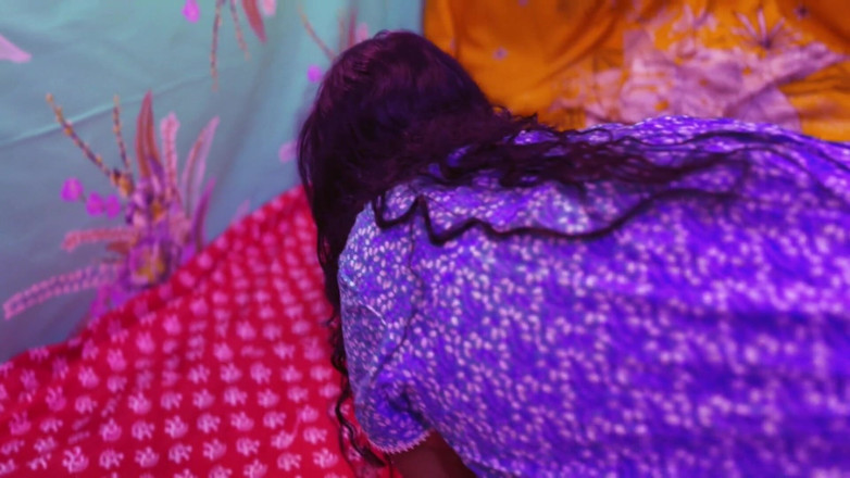 Aria Mia: Pembantu rumah panas Saudi menanggalkan pakaian pantat besarnya semasa membersihkan...