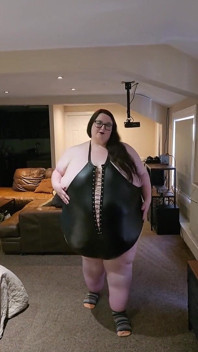 Il culo e la pancia sexy della sSBBW cammina in tuta di pelle parte 2