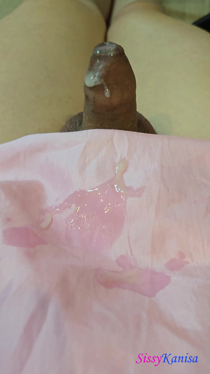 SissyKanisa: Maricas Kanisa masturbando com vestido de cetim rosa e luva...